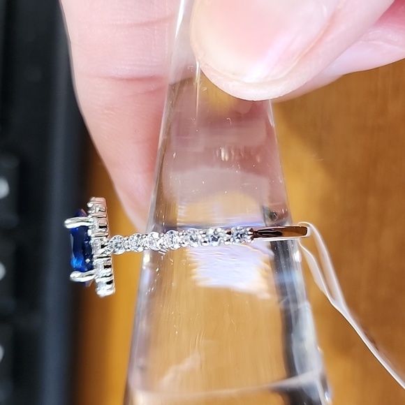 Sapphire blue cubic zirconia - Picture 3 of 6